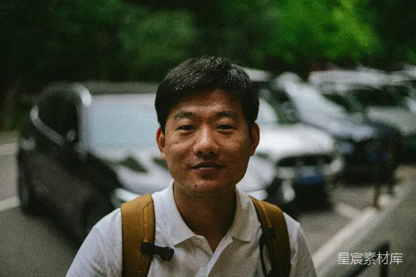 高清摄影 一个男人站在停车场前