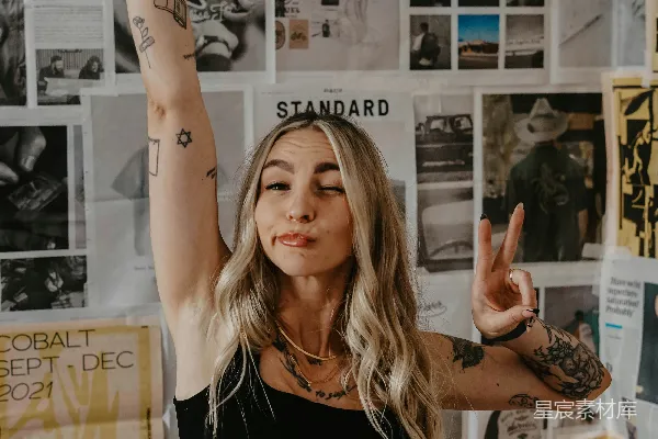 高清摄影 一个女人站在一个满是海报的男子面前