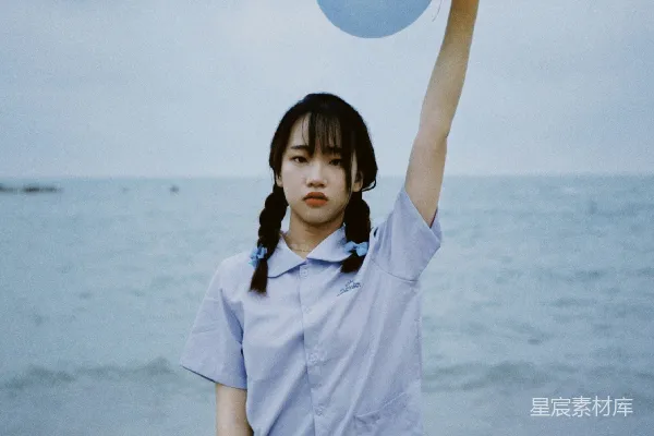高清摄影 白色衬衣女郎手持蓝色和白色气球