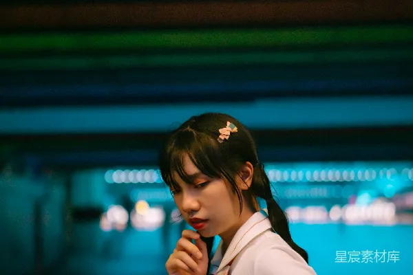 高清摄影 白色上衣的女孩正在拿着手机