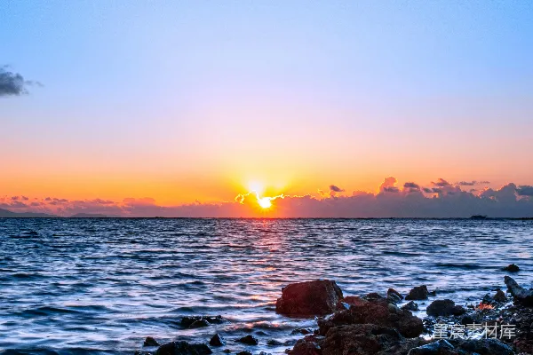 高清摄影 夕阳西下时岩石岸边的海浪拍打着海岸