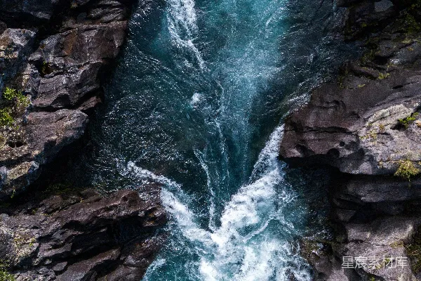 高清摄影 水落在岩石山上