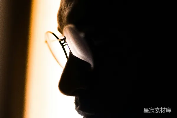 高清摄影 戴着眼镜的男士在近照中的穿着是一件浅蓝针织圆领T恤