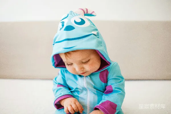 高清摄影 粉色连帽衫的小baby戴着蓝色和白色帽子