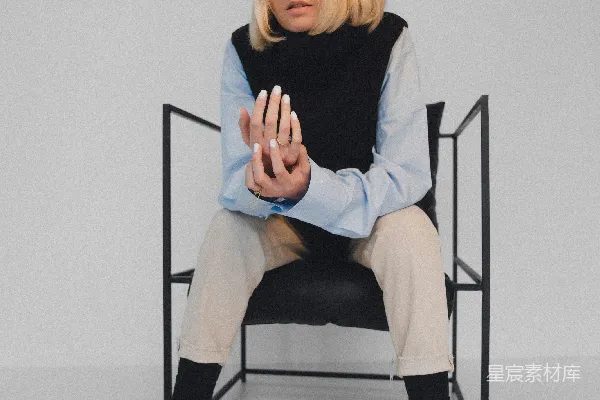 高清摄影 一个女人坐在椅子上，双手合拢