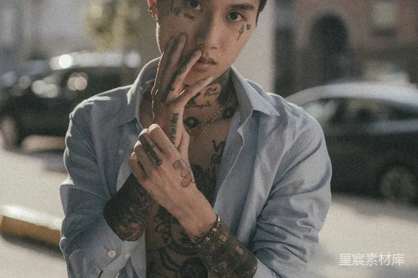 高清摄影 白衬衫穿着的男人，右手上有黑纹身