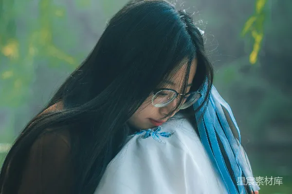 高清摄影 白天两位妇女拥抱