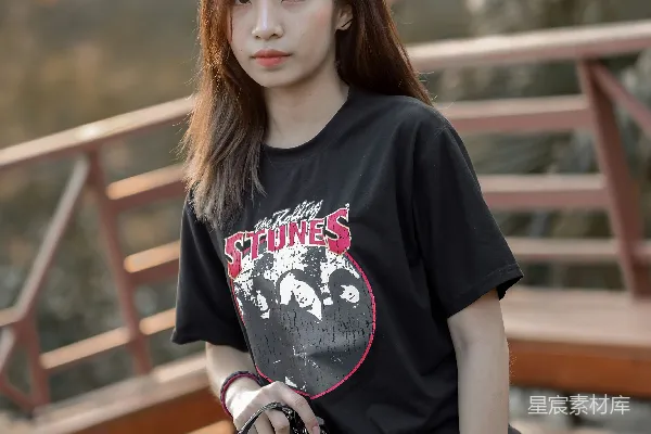 高清摄影 手持DSLR相机的女人站在木制平台上