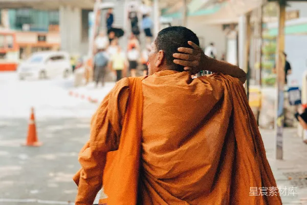 高清摄影 男人在街上行走