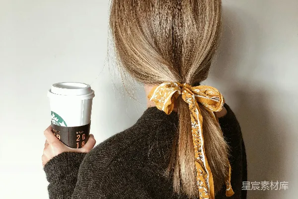 高清摄影 黑衣女子手持星巴克咖啡杯