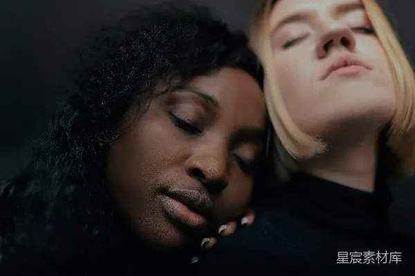 高清摄影 闭着眼睛的人和另一个女人