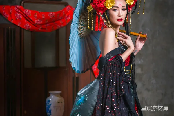 高清摄影 黑裙女子站在门旁