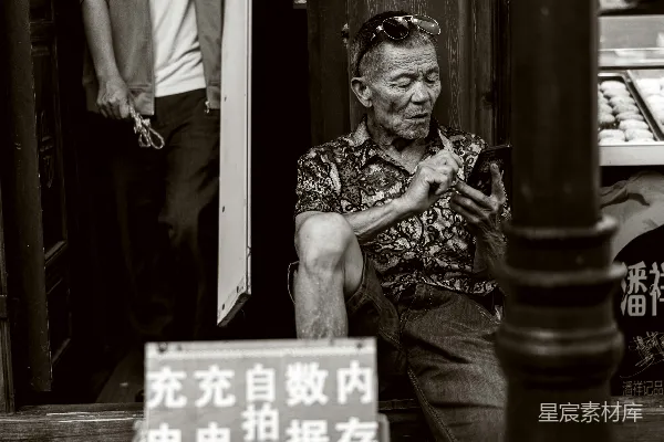 高清摄影 灰度照片中的人坐在台阶上使用智能手机