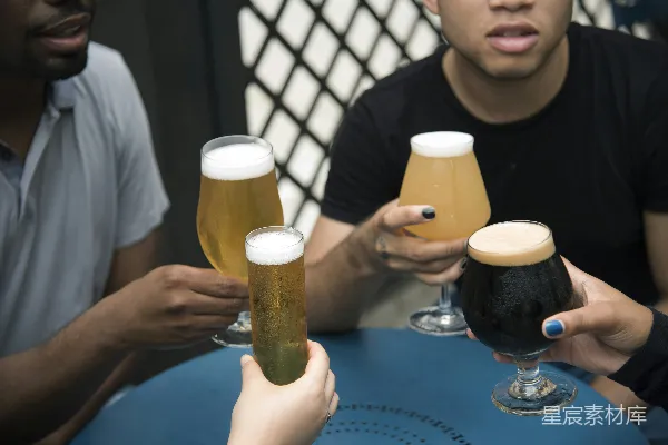 高清摄影 四人举着玻璃酒杯