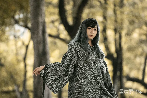 高清摄影 灰衣女子站在树木旁白天 daytime