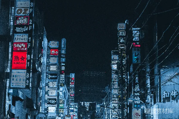 高清摄影 夜晚高楼之间道路上的车辆