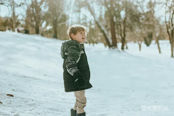 高清摄影 公园里一个少年站在雪中