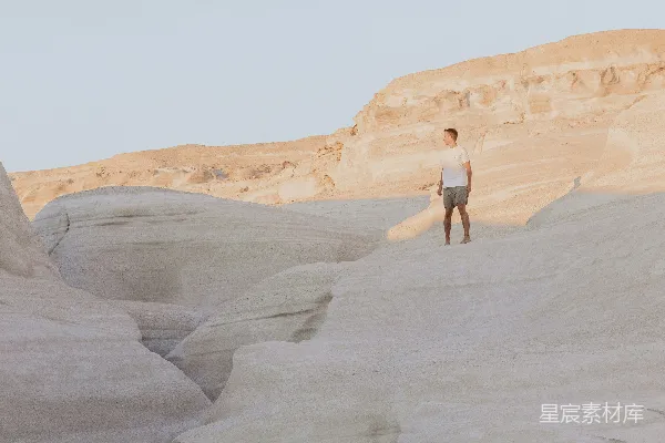 高清摄影 一个站在岩石小山顶的人
