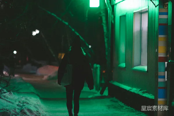 高清摄影 夜幕下一个人走在街上