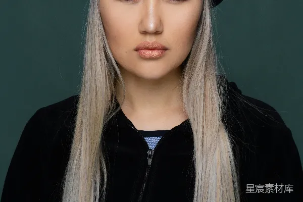 高清摄影 留长发的人戴着一顶黑色帽子和黑色夹克