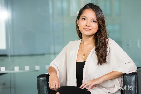 高清摄影 女人微笑坐着