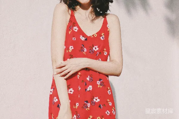 高清摄影 女人站在白色的墙上