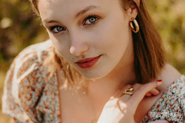 高清摄影 一个穿连衣裙的女人在拍照。