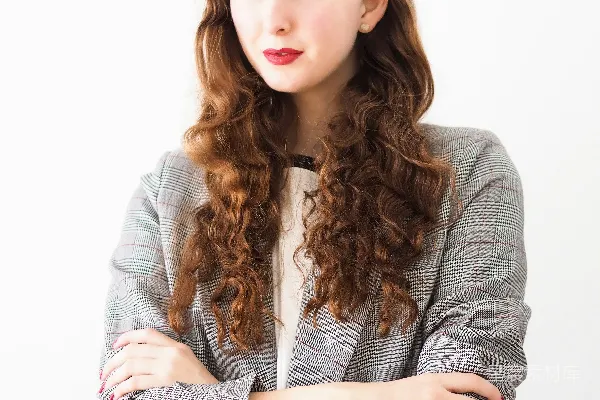 高清摄影 灰毛衣的女人和黑白色条纹裙