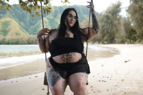 高清摄影 一个穿黑色上衣的女人正在秋千上荡着。