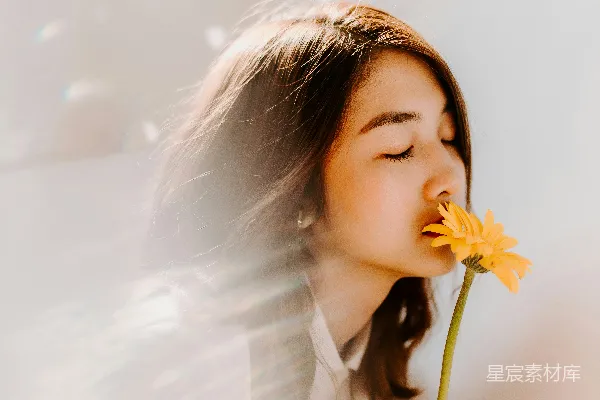 高清摄影 女人在黄色的花上嗅香