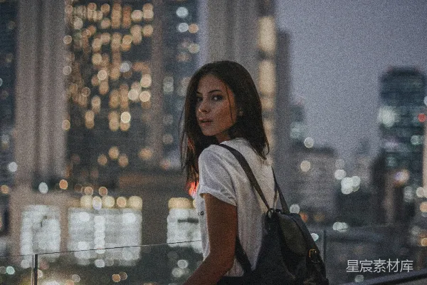 高清摄影 白T恤女子背着黑色皮包
