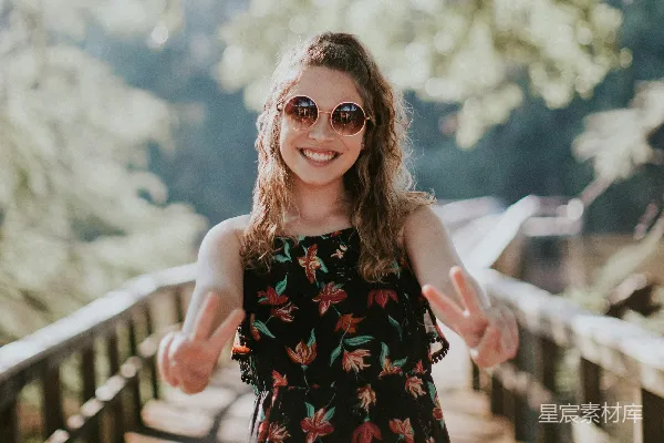 高清摄影 女人站在木桥上