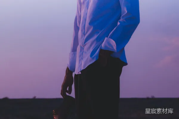 一个穿着白衬衫和黑裤子的男人