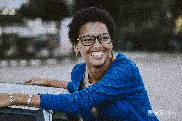 高清摄影 妇女在一辆白色车辆旁白天