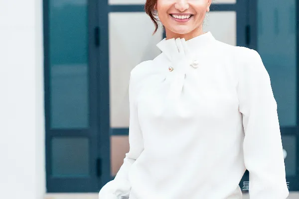 高清摄影 白上衣、蓝牛仔裤的女士正在微笑。