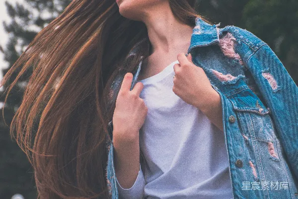 高清摄影 女士拿着白色的衬衫扭动着头发