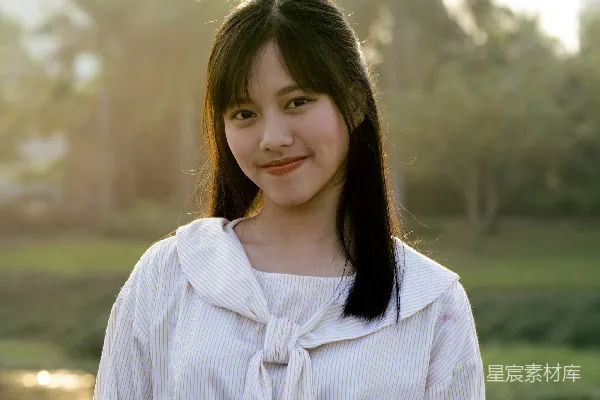 高清摄影 白色条纹上衣的女人