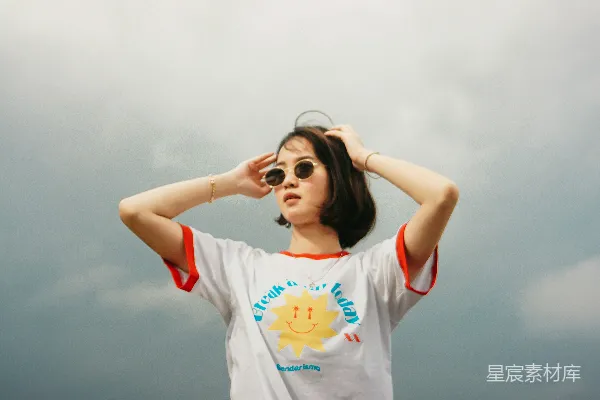 高清摄影 白上衣红圆领衫的女人戴着黑色太阳镜