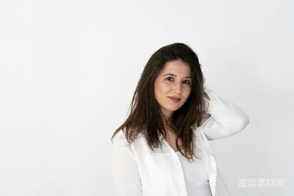 高清摄影 白色上衣的女人正在拍照。