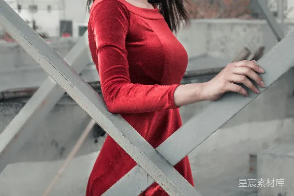 高清摄影 女性站在金属栅栏附近