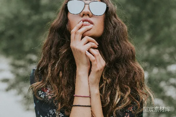 高清摄影 戴着太阳镜的女人的侧 portrait 照片