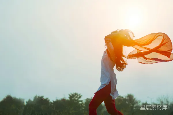 高清摄影 夕阳下妇女梳头发