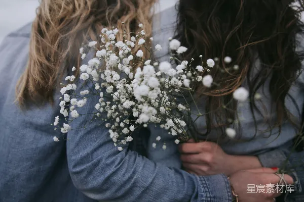 高清摄影 灰衫女手持白花