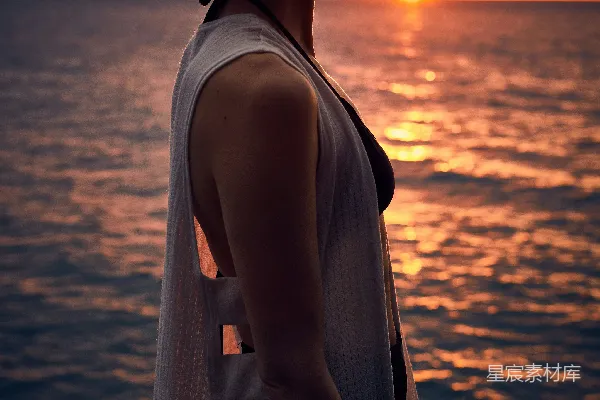 高清摄影 侧坐的女人在夕阳下