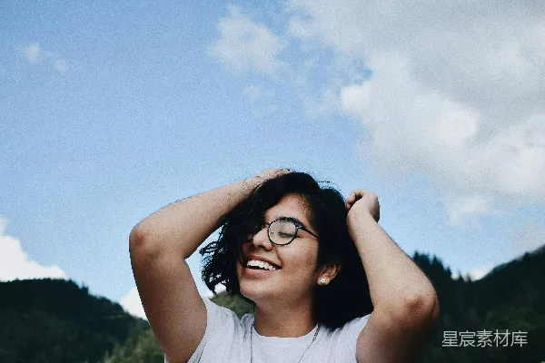 高清摄影 白色连帽女式T恤戴着黑色太阳镜的女性