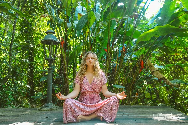 高清摄影 身穿粉红色连衣裙的女子坐在木制小径上
