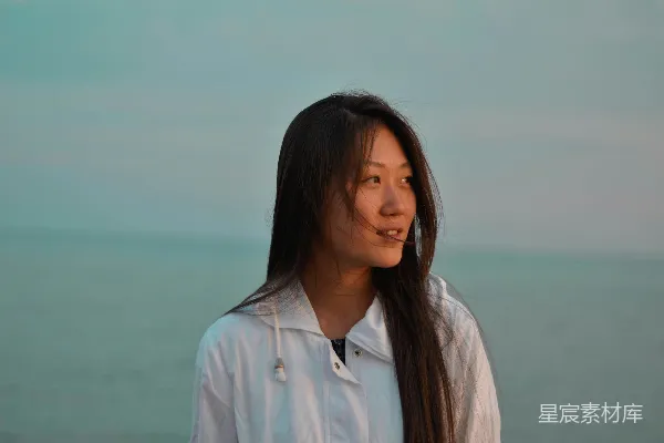 高清摄影 女性白色翻领 hood 帽衫