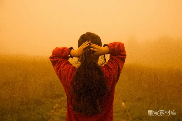 高清摄影 白天妇女站在绿色草地上