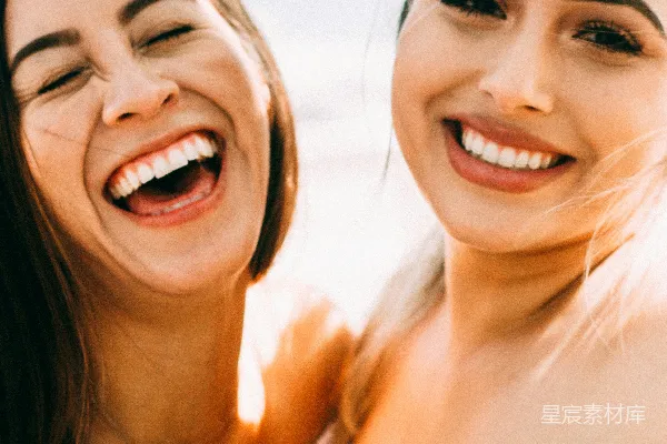 高清摄影 白衬衫黑条纹上衣的女人正在微笑。