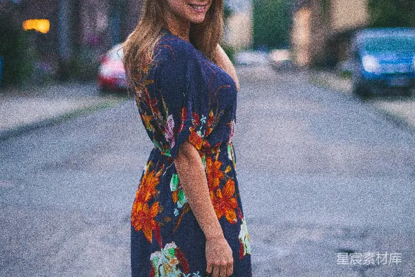 高清摄影 妇女站在马路中间